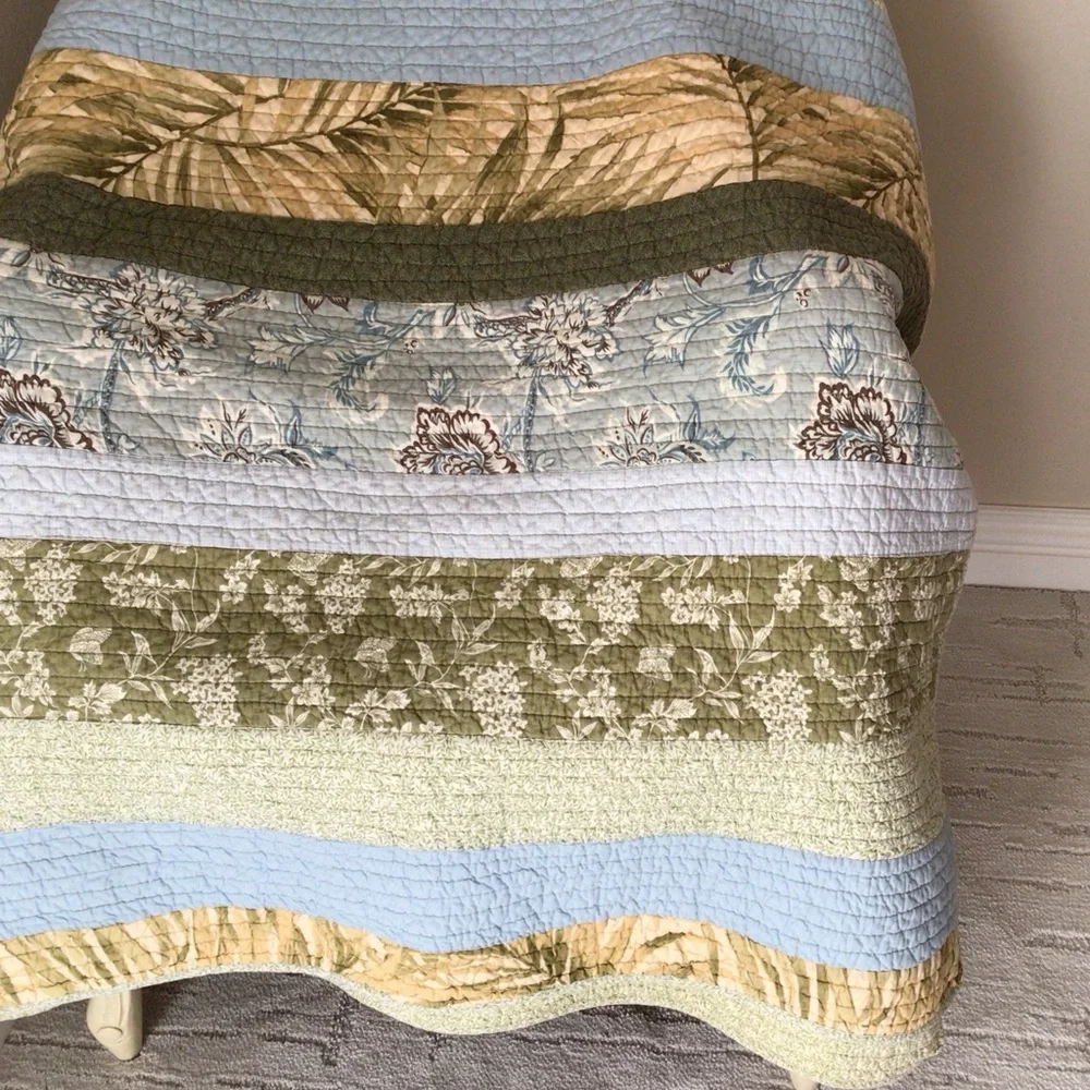 New set of Queen Quilt and two standard pillow shams cases
